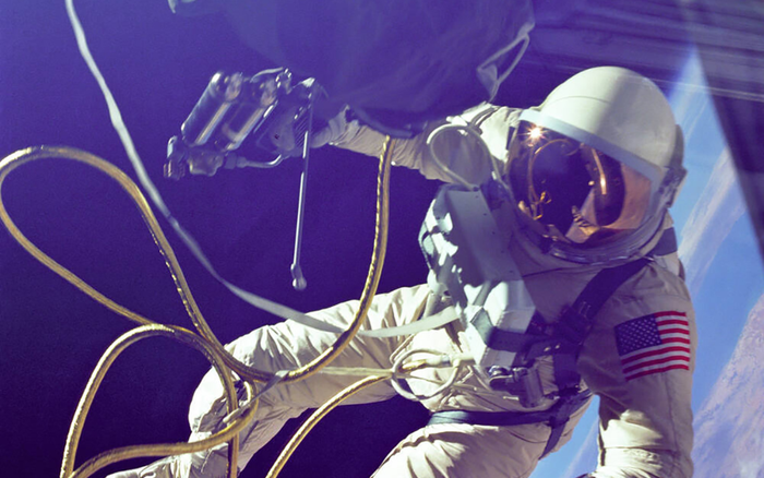 Vì sao phi hành gia luôn mặc đồ màu trắng hoặc màu cam? Ảnh 2