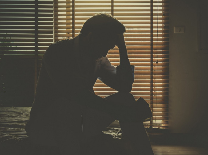 Anh Zhang đau khổ khi phát hiện vợ đưa đồng nghiệp về nhà hú hí. Ảnh minh họa.