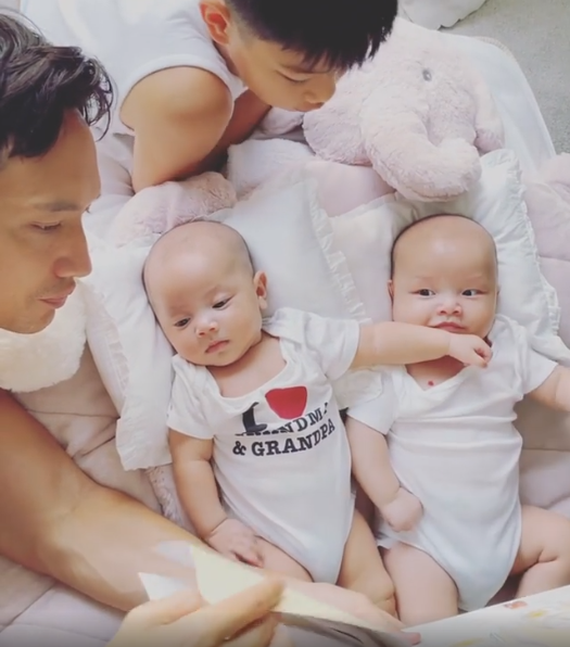 Cặp sinh đôi Leon và Lisa tiếp tục đốn tim cư dân mạng với vẻ ngoài siêu đáng yêu của mình