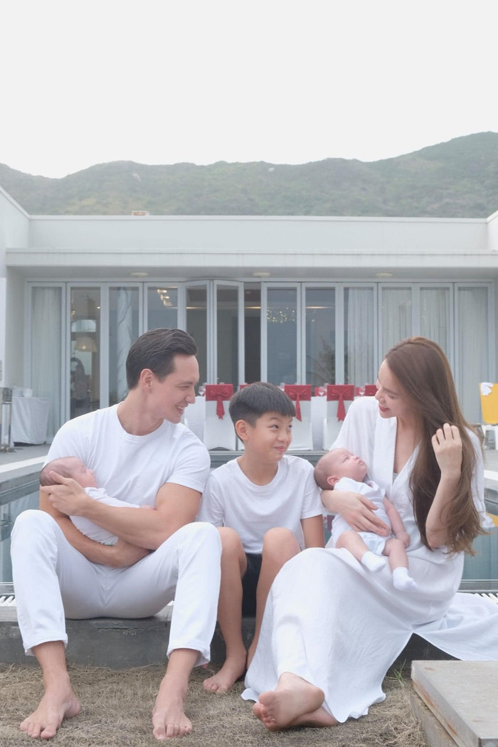 Hà Hồ khoe ảnh cùng Kim Lý bế Leon - Lisa bên cạnh con trai Subeo.