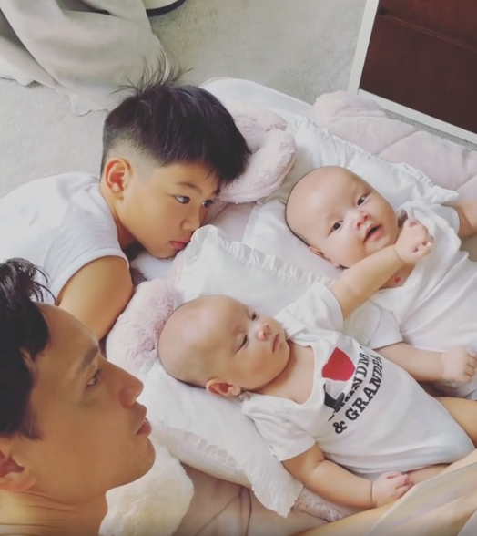 Hà Hồ chia sẻ khoảnh khắc Kim Lý đọc truyện cho các con nghe