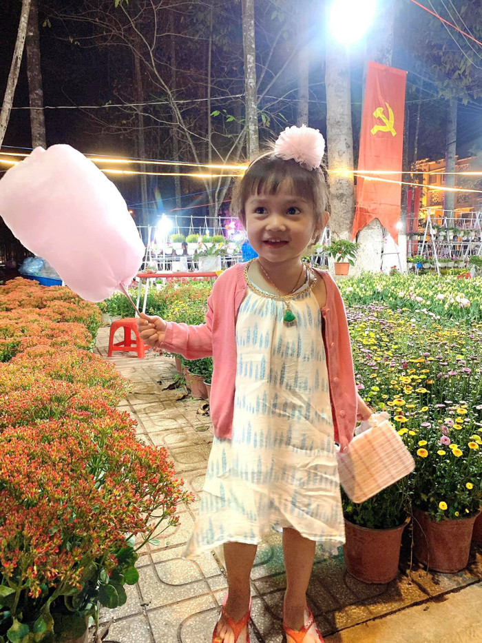 Lê Dương Bảo Lâm khoe ảnh con gái đeo vàng xinh xắn đi chơi Tết Ảnh 5