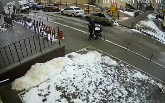 Nam sinh viên nhảy từ tầng 17 xuống đất tự tử, rơi trúng xe đẩy em bé 5 tháng tuổi Ảnh 2