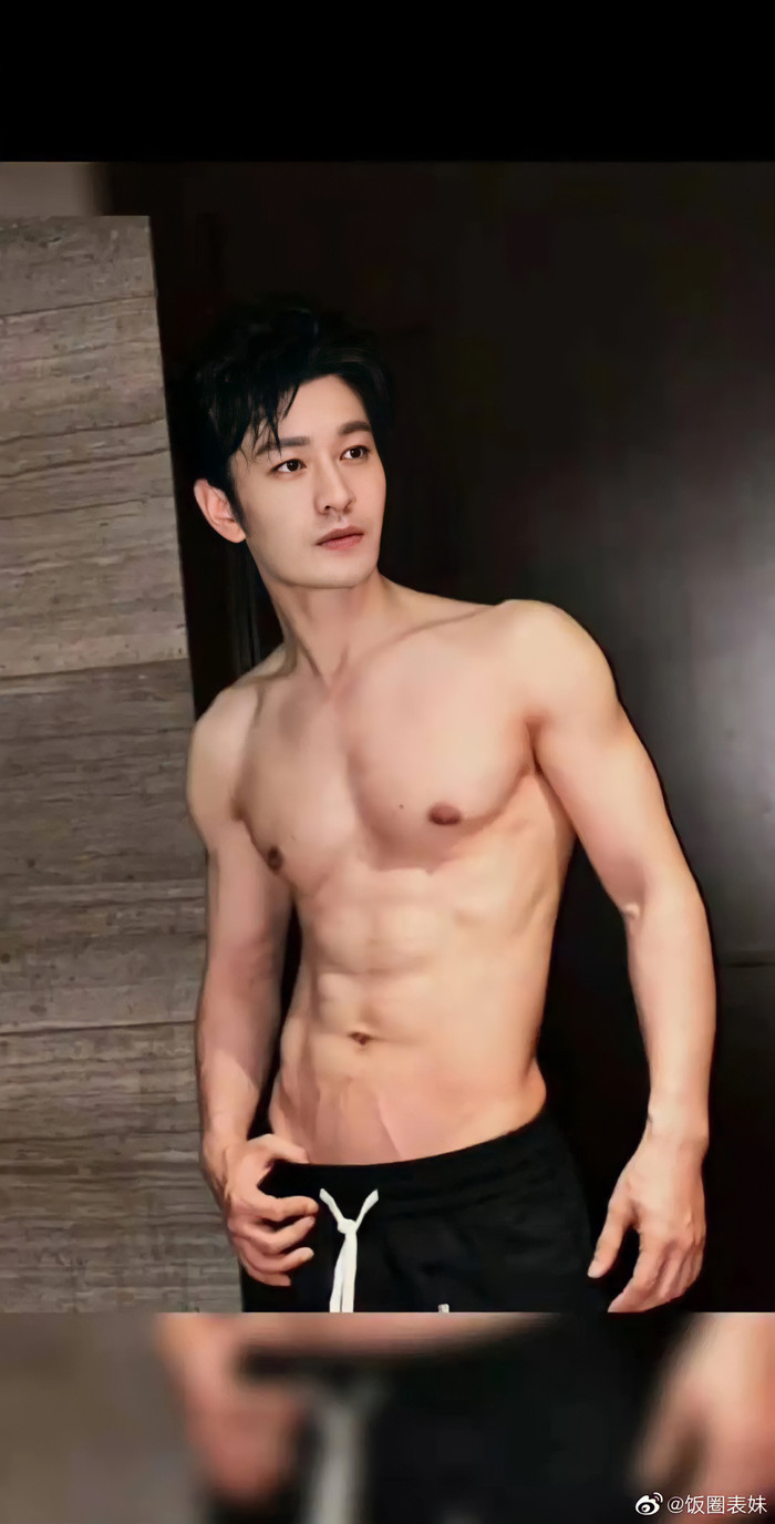 Huỳnh Hiểu Minh gây sốt mạng xã hội, đứng top trending với bức ảnh khoe body săn chắc.