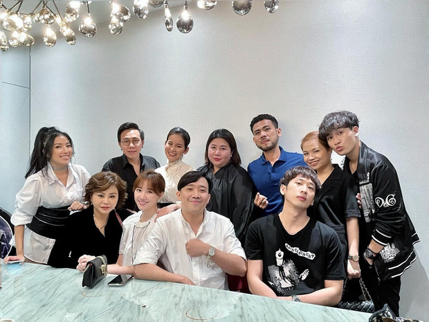 Anh Đức đứng cạnh cô gái lạ mặt trong tiệc sinh nhật Trấn Thành.