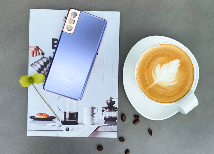 Galaxy S21 5G gây ấn tượng với người nhìn bởi thiết kế mới lạ, khi dung hoà cụm camera với phần khung viền kim loại ở thân máy.