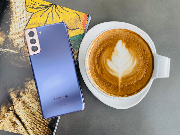 Galaxy S21 5G lại được Samsung ưu ái trang bị kính cường lực Gorilla Glass 7 tương tự như các dòng flagship thế hệ trước.