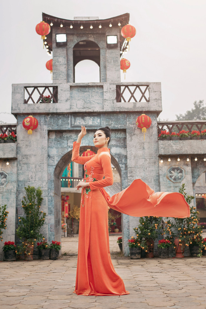 Duyên dáng đón xuân với áo dài nhung lụa thêu đính hoa lá thủ công Ảnh 5