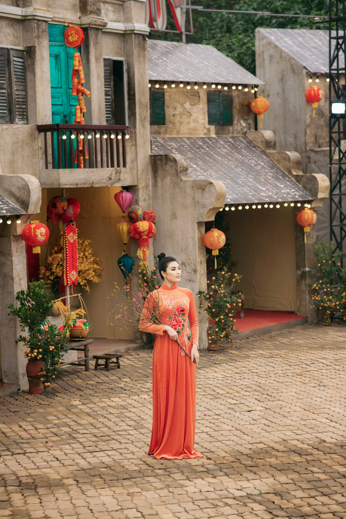 Duyên dáng đón xuân với áo dài nhung lụa thêu đính hoa lá thủ công Ảnh 6