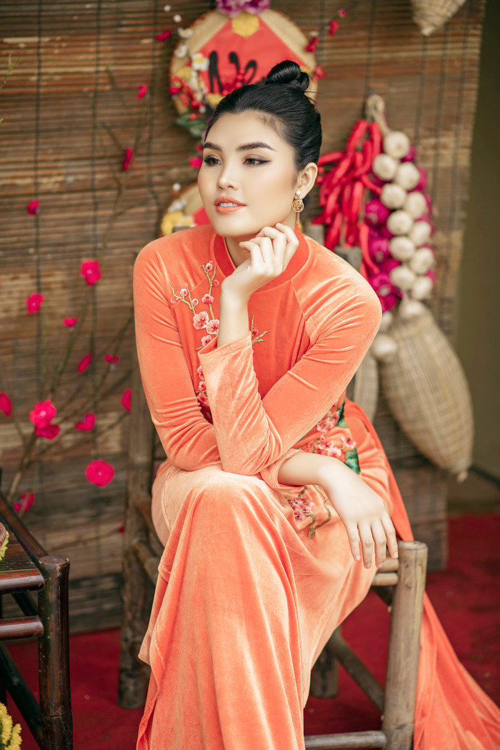 Áo dài nhung màu vàng cam tươi tắn và vô cùng tôn da