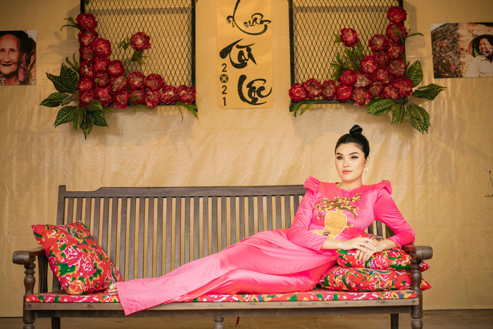 Áo dài lụa hồng với họa tiết bình hoa mai tươi mới thú vị