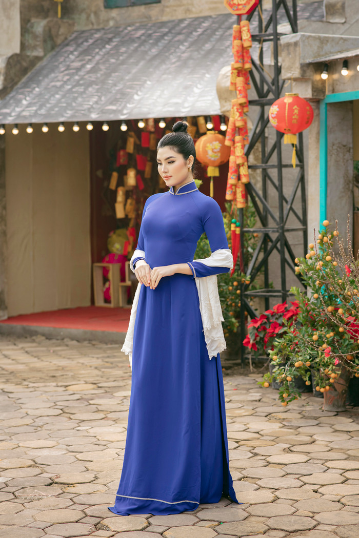 Duyên dáng đón xuân với áo dài nhung lụa thêu đính hoa lá thủ công Ảnh 12