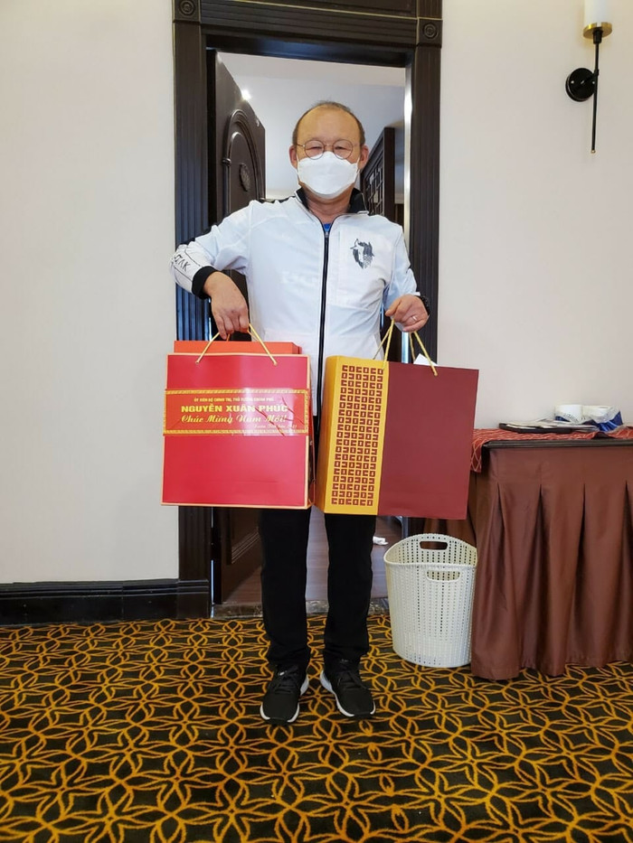 HLV Park Hang-seo nhận quà Tết của Thủ tướng Nguyễn Xuân Phúc.