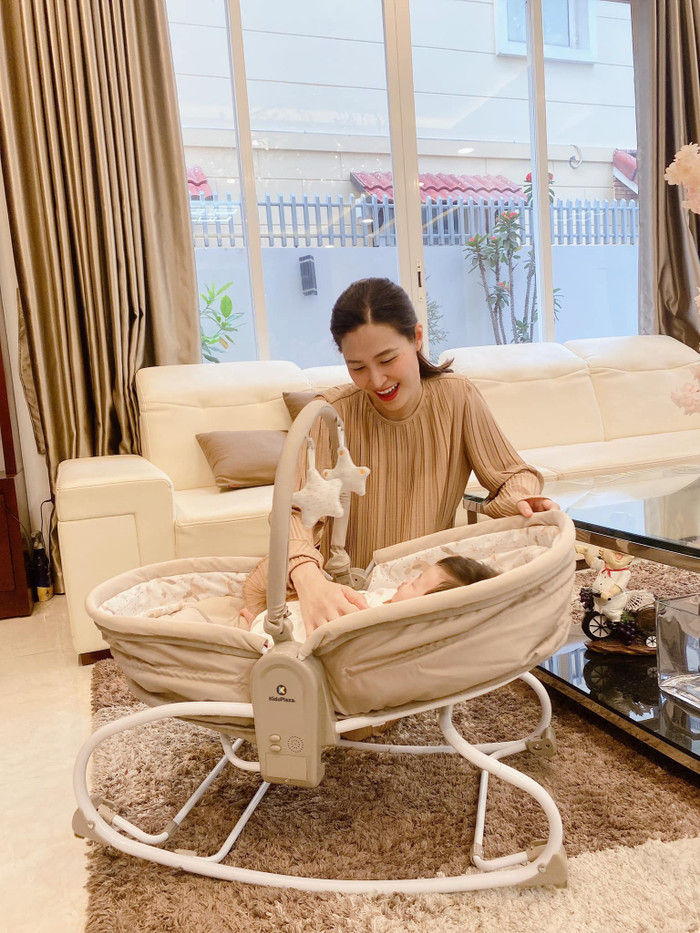 Đăng ảnh chăm bé Winnie, Đông Nhi háo hức vì sắp được đón Tết đầu tiên bên con gái