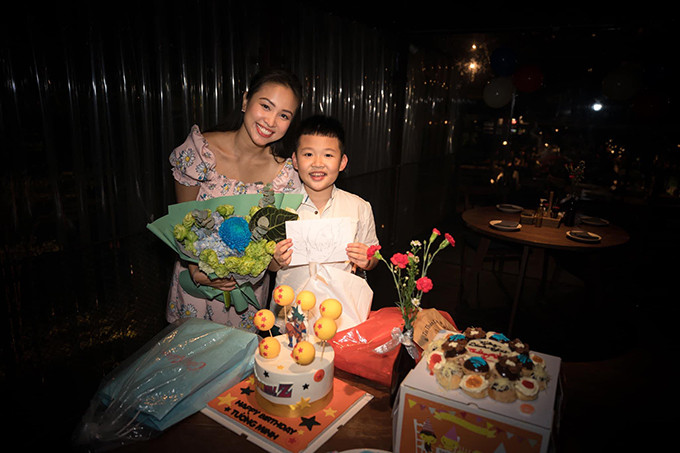 Vân Hugo và con trai với chồng cũ.
