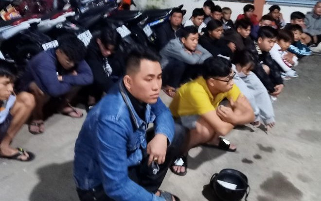 Vây bắt hơn 100 thanh thiếu niên tụ tập đua xe trên Quốc lộ 1A lúc nửa đêm Ảnh 2