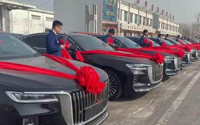 Sếp mạnh tay chi hơn 53 tỷ đồng mua ô tô làm quà Tết cho nhân viên, hành động sau đó còn gây xúc động hơn Ảnh 2