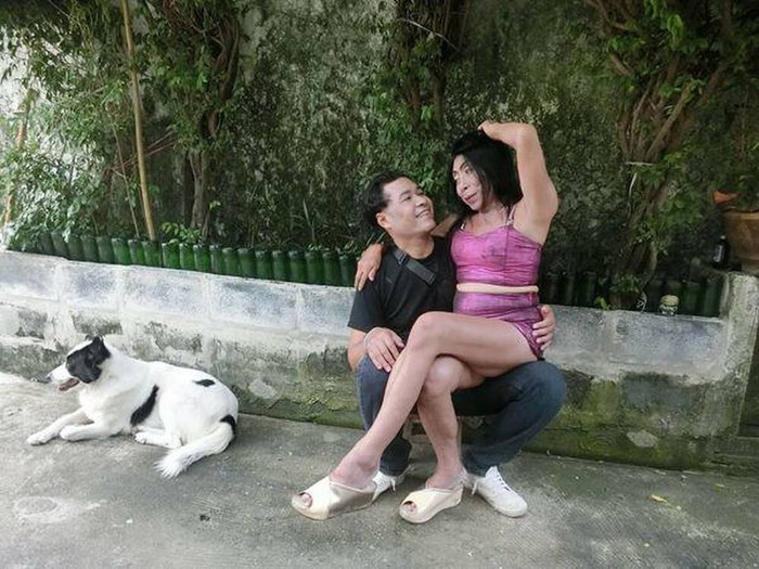 'Hiện tượng chuyển giới' mặc bodysuits ngắn cũn uốn éo bên trai trẻ khiến dân mạng 'phát hoảng' Ảnh 2