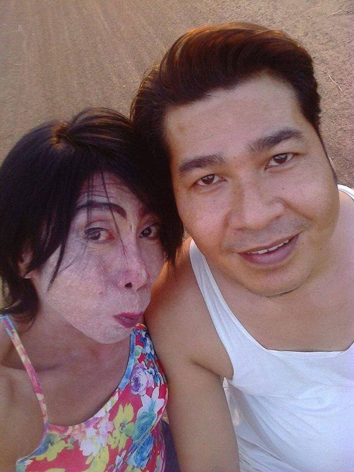 'Hiện tượng chuyển giới' mặc bodysuits ngắn cũn uốn éo bên trai trẻ khiến dân mạng 'phát hoảng' Ảnh 5