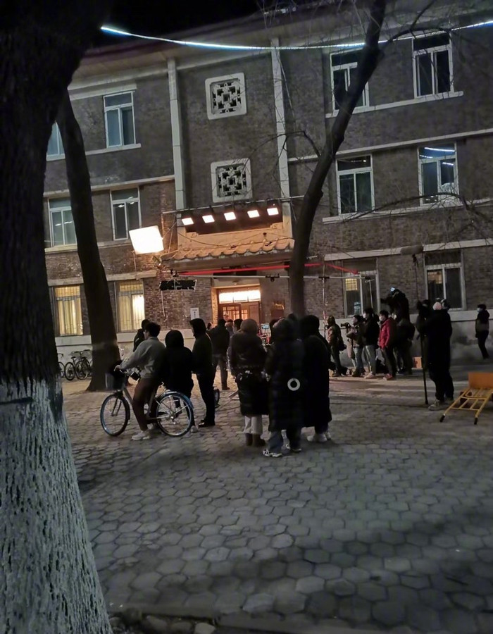 Nhiều tin tức khẳng định đã trông thấy Đinh Vũ Hề và Nhậm Mẫn trong đoàn làm phim 'Mười Năm Nhất Phẩm Ôn Như Ngôn'