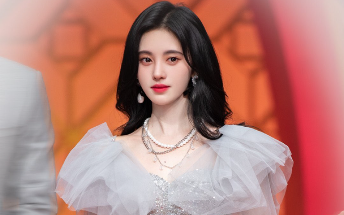 Cúc Tịnh Y bị dân mạng chê bai vì kiểu tóc che nửa mặt Ảnh 2