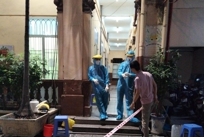 Khu Mã Lạng bị phong tỏa, cơ quan chức năng túc trực 24/24. Ảnh Tiền Phong