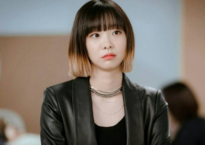 Vào đầu năm ngoái, cư dân mạng được dịp điên đảo với tác phẩm Itaewon Class (Tầng lớp Itaewon) do Park Seo Joon và Kim Da Mi đóng cặp chính. Tưởng rằng nam thần quyến rũ nhất nhì Kbiz hiện nay sẽ góp công lớn đưa tên tuổi của tác phẩm lên một tầm cao mới nhưng nào ngờ, chính cái tên KIM DA MI lại dễ dàng chiếm cảm tình khán giả. Giải mã sức hút có lẽ do hình tượng nhân vật Yo Yi Seo do cô thủ vai đã hoàn toàn chinh phục thực khách khó tính. Dù chỉ mới là tân binh trong nghề nhưng cô đã cho thấy khả năng nắm bắt tâm lí nhân vật cực kì tốt.