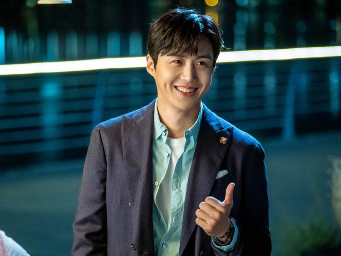 Một nam phụ chiếm trọn trái tim hầu hết mọt phim phải kể đến KIM SEON HO. Anh nhanh chóng trở thành bạn trai quốc dân nhờ vai diễn Han Ji Pyeong trong Star up (Khởi nghiệp). Điển trai, tài giỏi, thông minh mà còn chung tình, Ji Pyeong hoàn toàn đánh bại Do Sal (Nam Joo Hyuk) để ghi điểm khán giả dẫu rằng Dal Mi (Suzy) không hề có tình cảm với anh. Thậm chí, nam phụ này còn được yêu quý nhiều đến mức các fan chỉ một mực nhiệt tình ship với nữ chính không ngơi tay trong khi nam chính lại sớm trở thành cái gai trong mắt khán giả. Cũng nhờ vai diễn này mà Seon Ho cũng có hợp đồng quảng cáo đầu tiên trong sự nghiệp của mình.