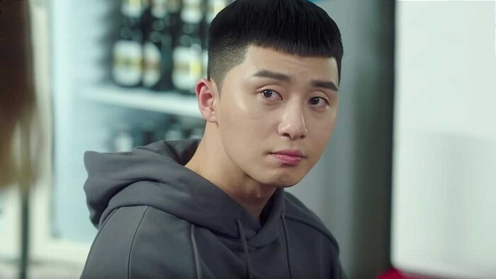 Với màn song kiếm hợp bích đến từ nữ chính và nam phụ nên việc nam chính bị cho ra rìa là lẽ đương nhiên. Vốn là nam thần hot nhất nhì Kbiz nhưng nay PARK SEO JOON lại vô tình để lộ sự yếu thế trước nữ chính Kim Da Mi trong Itaewon Class. Một phần đến từ tính cách nhân vật thiếu chính kiến, chưa dứt khoát trong chuyện tình cảm nên thái độ thiếu lửa của khán giả dành cho nam chính Itaewon Class cũng là điều dễ hiểu