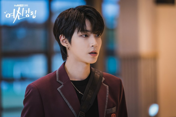 Và nhắc đến nam phụ đẹp người đẹp nết không thể không nhắc đến nhân vật Seo Jun do nam diễn viên HWANG IN YEOP thủ vai. Ngoài thì lạnh lùng tựa bad boy, trong thì ấm áp tựa nam thần lại còn hết mình bảo vệ người thương nên không lẽ gì mà nam diễn viên sớm nhận được tình cảm của khán giả trong True Beauty (Vẻ đẹp đích thực). Thậm chí, 'đối thủ' của Cha Eun Woo còn sẵn sàng thi bằng lái mô tô và học võ để thể hiện nhân vật cách trọn vẹn nhất. Dẫu rằng bộ phim có cái kết không hậu dành cho nam phụ nhưng tình cảm mà khán giả dành Seo Jun hay nam diễn viên Hwang In Yeop vẫn ngày một tăng lên.  