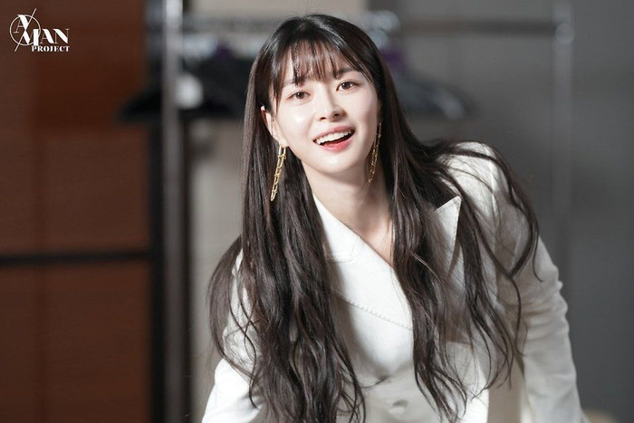 Vốn xuất thân là idol nên việc lấn sân sang mảng diễn xuất là điều không dễ đối với KWON NARA. Dù đảm nhận một số vai phụ nhưng chỗ đứng của cô nàng trong làng diễn xuất chưa thật sự gây ấn tượng. Chỉ đến khi trở thành nữ phụ trong tác phẩm Itaewon Class (Tầng lớp Itaewon), nữ diễn viên sinh năm 1991 mới được đông đảo khán giả đón nhận nhờ lối diễn bình tĩnh và có chiều sâu