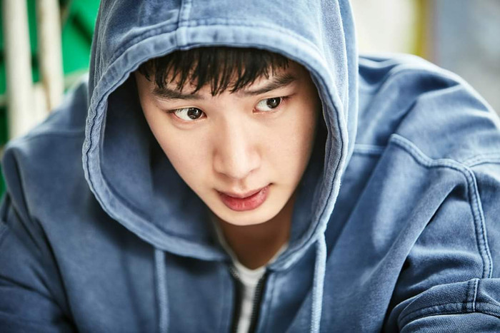 Nếu như tú bà Hoạt động ngoại khóa gây ấn tượng với lối diễn cá tính thì ông trùm KIM DONG HEE của tác phẩm này hoàn toàn chinh phục khán giả nhờ diễn xuất đầy chiều sâu cùng nội tâm phức tạp. Trước đó, anh chàng nhanh chóng chiếm tình cảm của khán giả nhờ vai phụ trong siêu phẩm của đài JTBC mang tên Tầng lớp Itaewon. Dù tuổi còn trẻ nhưng hầu hết khán giả công nhận diễn xuất của nam diễn viên sinh năm 1999 ở mức tốt, nhất là trong năm 2020, anh được thử nghiệm nhiều loại vai diễn khác nhau.