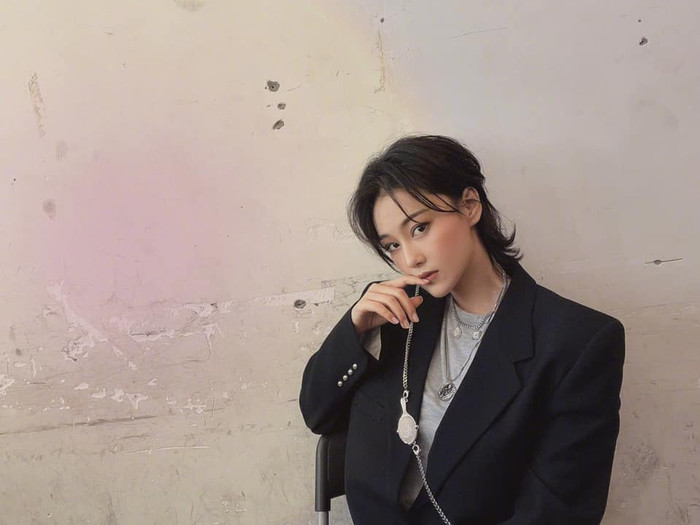 Trương Hinh Dư khoác trên mình những bộ suit đen, blazer vô cùng nam tính trong thời gian gần đây khiến dân tình tò mò không biết có phải là của chồng cô hay không 