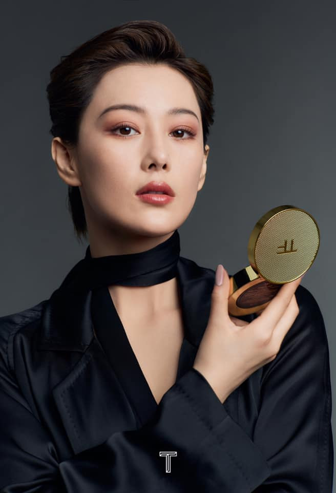 Trương Hinh Dư trong shoot ảnh tạp chí gần đây, mái tóc của cô giờ đây ngắn hơn trước 