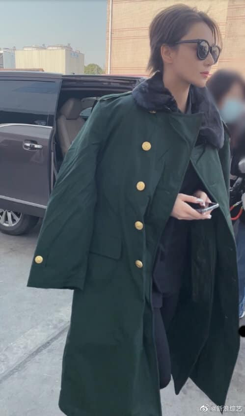 Bên trong là đồ đen kết hợp với áo khoác quân đội hờ hững bên ngoài  y như một nữ tổng tài bá đạo khiến dân tình mê mẩn