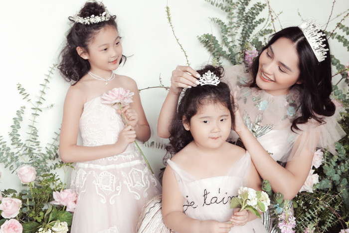 Hương Giang khoe nhan sắc rạng rỡ, trẻ trung bên cạnh hai công chúa nhỏ Ảnh 1