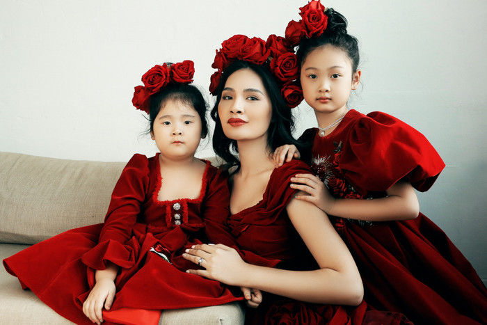 Hương Giang khoe nhan sắc rạng rỡ, trẻ trung bên cạnh hai công chúa nhỏ Ảnh 10