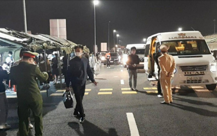 Không qua được chốt kiểm dịch COVID-19, tài xế xe đấm vào mặt CSGT, tự ý tháo dỡ rào chắn Ảnh 2