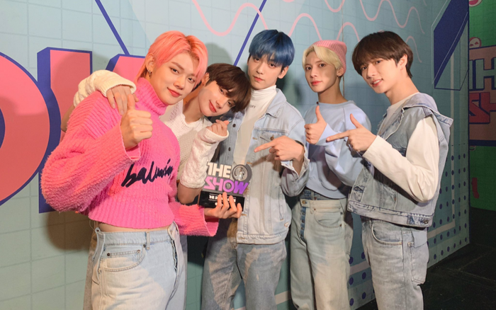 TXT sẽ làm phiên bản Tết cho ca khúc 'Blue Hour' Ảnh 2