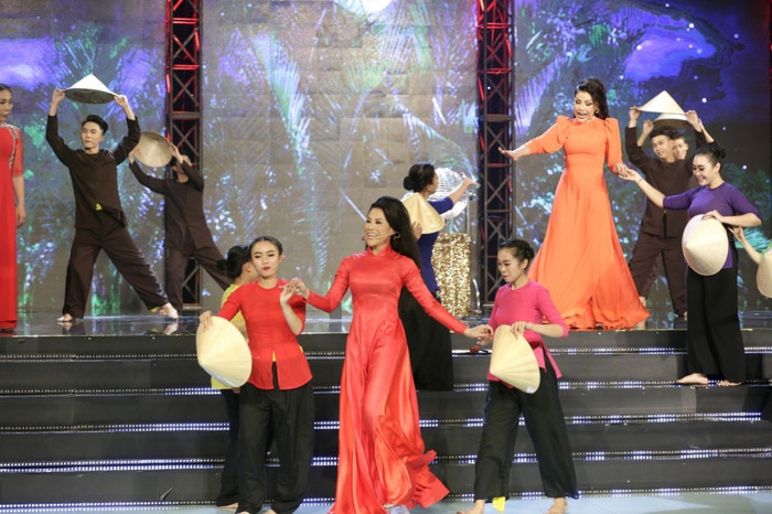 'Cô đào' lô tô La Kim Quyền: '18 năm Tết xa gia đình, không nghĩ cái nghề nó khổ đến vậy' Ảnh 6