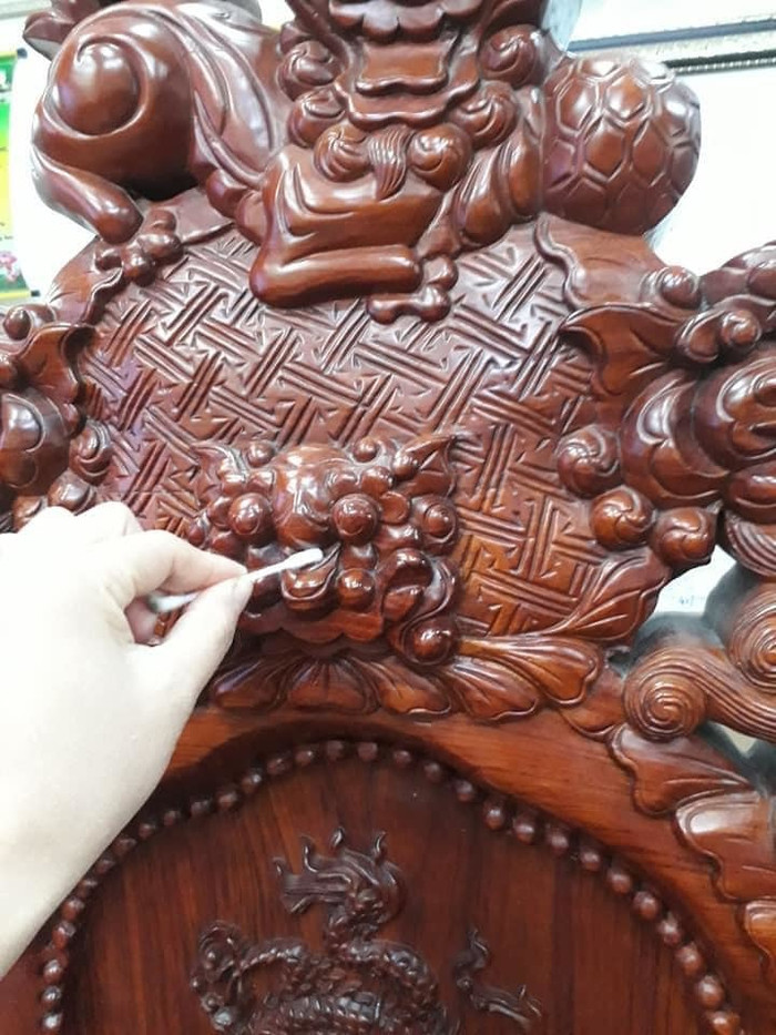 Hình ảnh cô gái phải dùng tăm bông để lau (ảnh chụp màn hình)