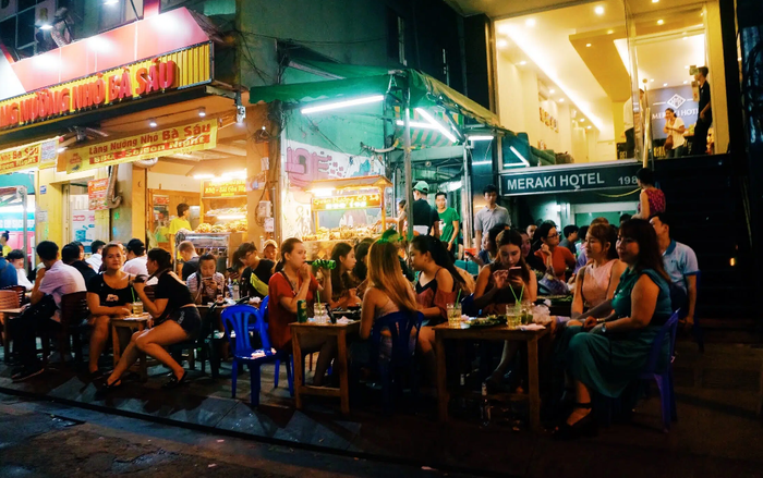 TP HCM tạm dừng hoạt động karaoke, vũ trường, quán nhậu, rạp chiếu phim… kể từ 12h ngày 9/2 Ảnh 2