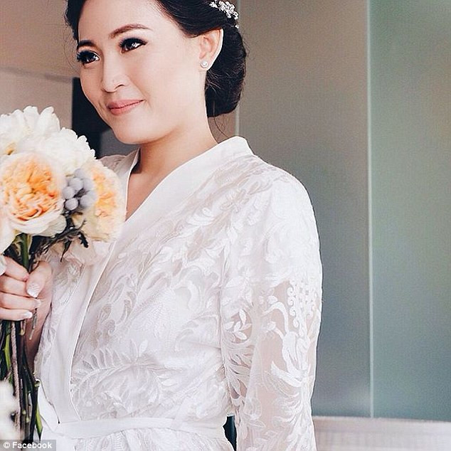 Salihin vô tư nâng cốc cà phê đá lên uống mà chẳng ngờ mình sắp bị tử thần đoạt mạng.