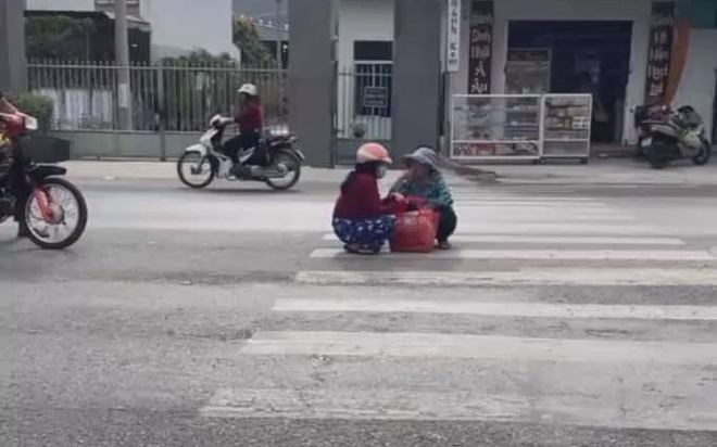 Bức ảnh hai người phụ nữ ngang nhiên ngồi nói chuyện giữa đường khiến cư dân mạng 'dở khóc dở cười' Ảnh 2