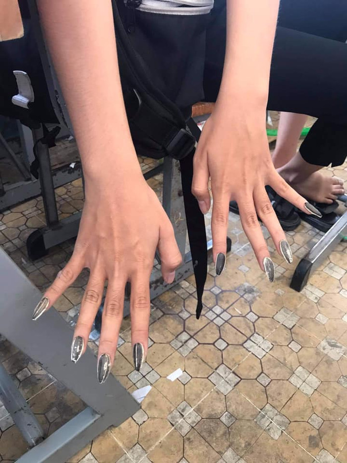 Tất nhiên, không thể thiếu được bộ móng tay bằng hạt hướng dương rồi.