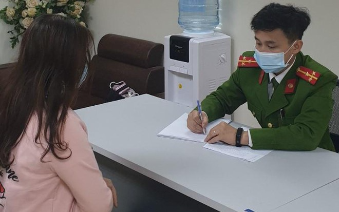 Nữ giám đốc tặng pháo hoa nổ cho bạn làm quà Tết Ảnh 2