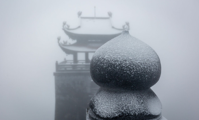 Đỉnh Fansipan là ngọn núi cao nhất Đông Dương, nằm ở phía Tây Bắc của Việt Nam, giữa hai tỉnh Lào Cai và Lai Châu, cách Sa Pa khoảng 9 km. Đây là một trong những điểm du lịch thu hút đông du khách quanh năm. 