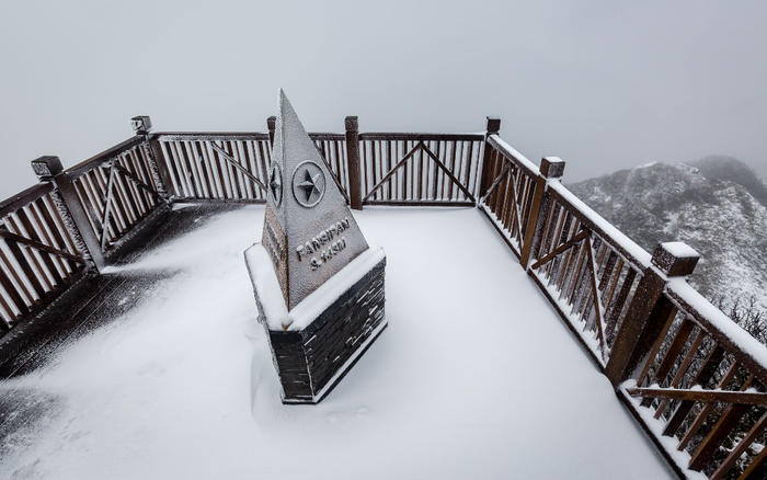 Trận mưa tuyết hiếm gặp xuất hiện trên đỉnh Fansipan Ảnh 2