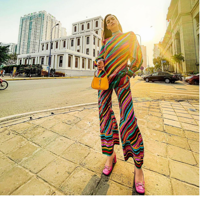 Nếu nàng nào ưa chuộng các trang phục rực rỡ thì set đồ của Hà Hồ sẽ là gợi ý hoàn hảo