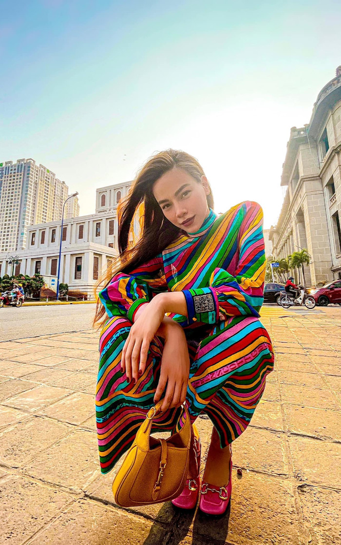 Hồ Ngọc Hà chọn set đồ kín đáo với gam bảy sắc cầu vồng rực rỡ mix kèm giày bít mũi màu hồng cùng túi xách hobo hình trăng lưỡi liềm